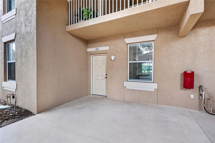 Property Photo:  915 Fairwaycove Lane 101  FL 34212 