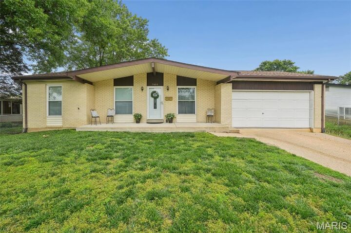 Property Photo:  7400 Town And Country Place  MO 63042 