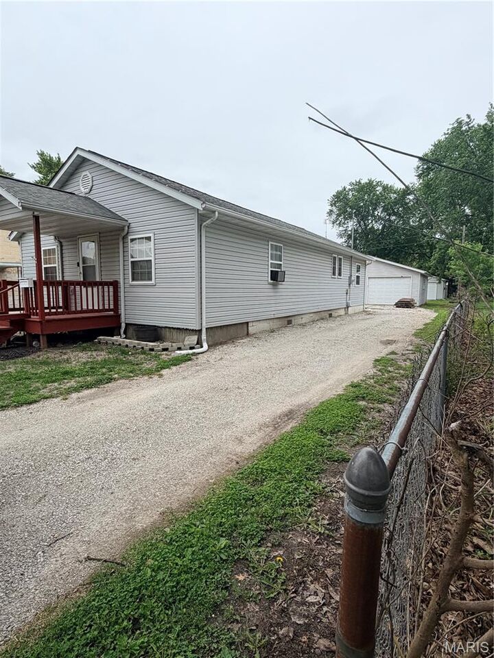 Property Photo: 1620 N Monroe Street IL 62056