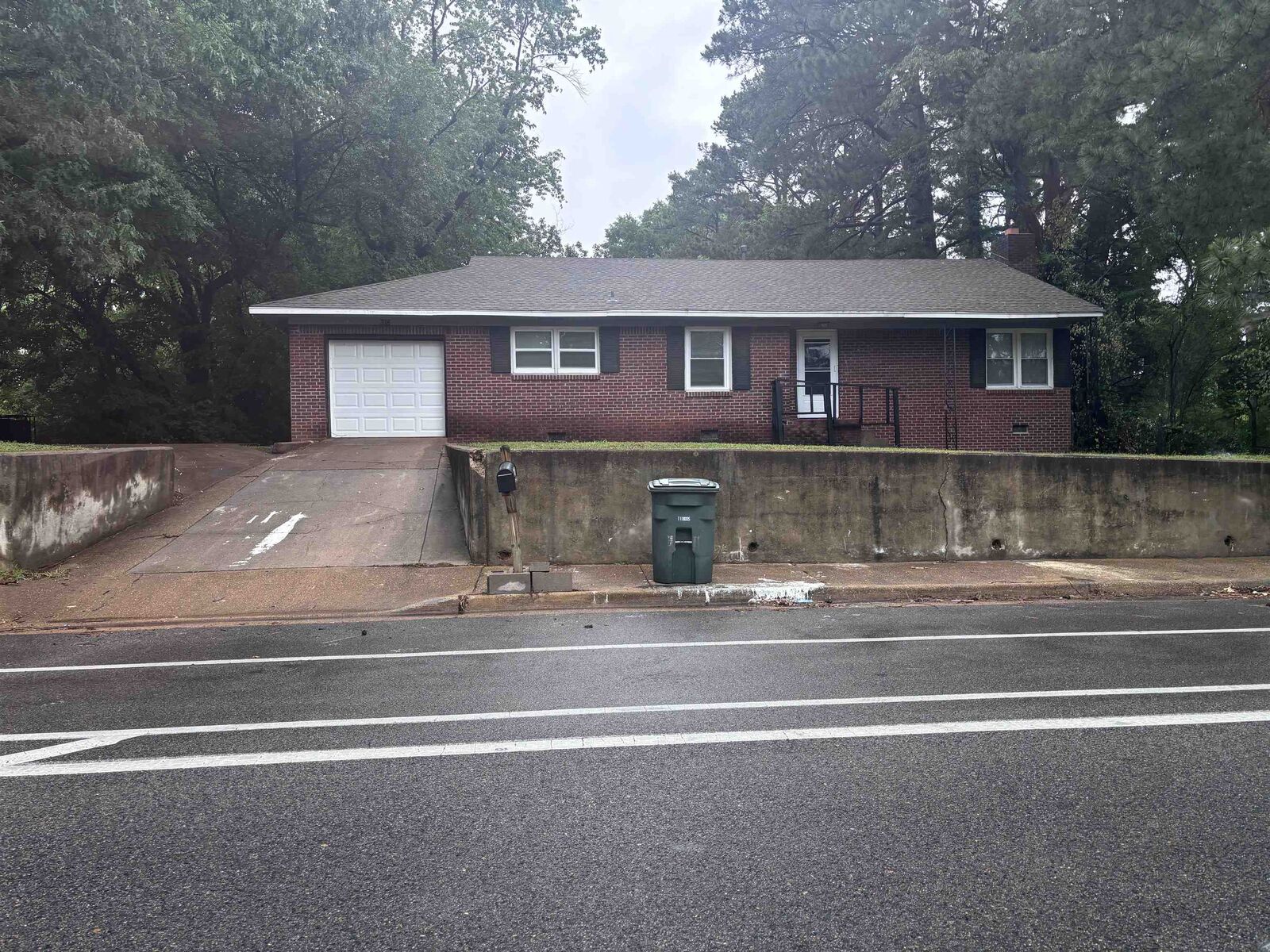 Property Photo: 318 E Raines Rd TN 38109