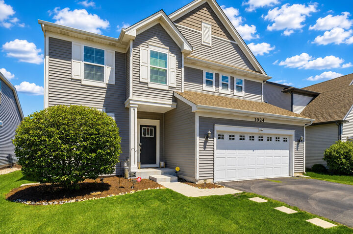Property Photo: 1024 Sunflower Street IL 60177