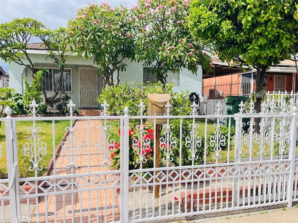 Property Photo:  3913 E 55th  CA 90270 