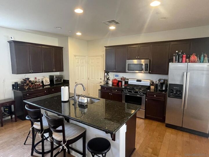Property Photo:  