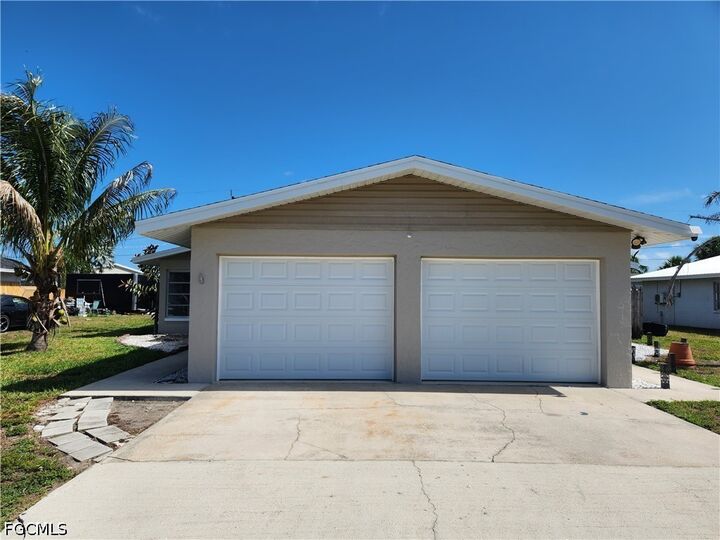 Property Photo:  11370 & 11368 Summerwinds Court 70  FL 33908 