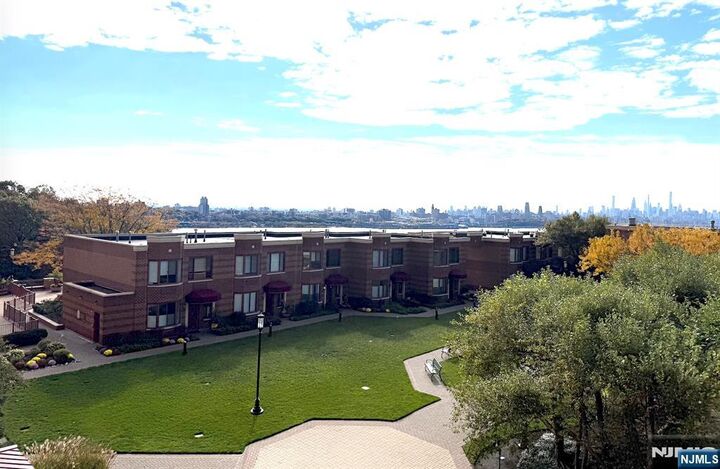 Property Photo:  100 Old Palisade Road 1516  NJ 07024 