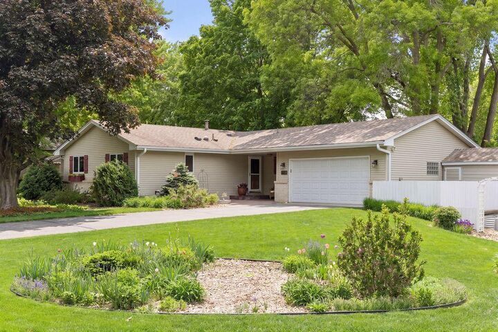 Property Photo:  2124 Pleasant View Drive  MN 55112 