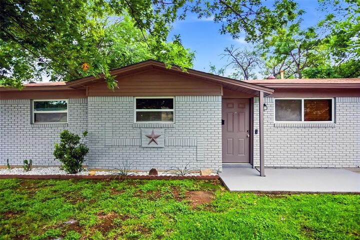 Property Photo:  2004 Alan A Dale Road  TX 76013 