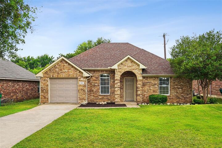 Property Photo:  106 Owen Way  TX 75165 