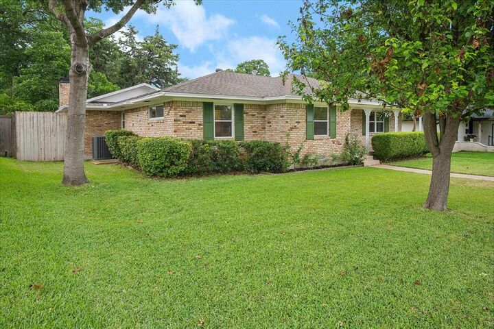 Property Photo: 8426 Baumgarten Drive TX 75228