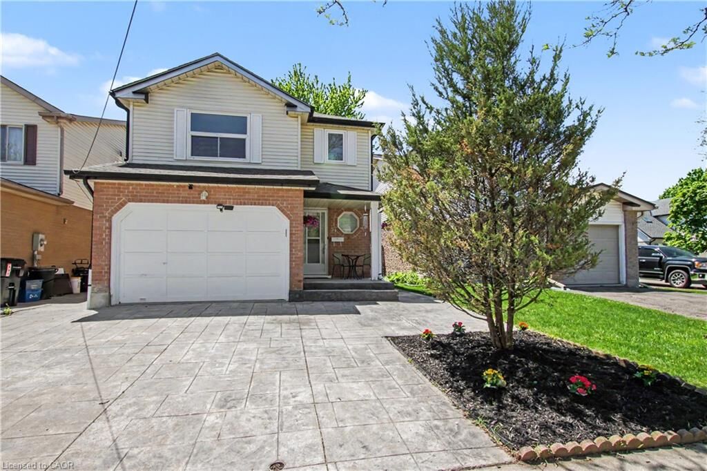 Property Photo: 51 Camrose Court ON N2M 5J4
