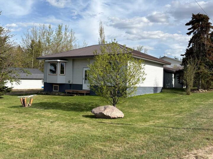 Property Photo: 4915 50 Avenue E AB T0C 0M0