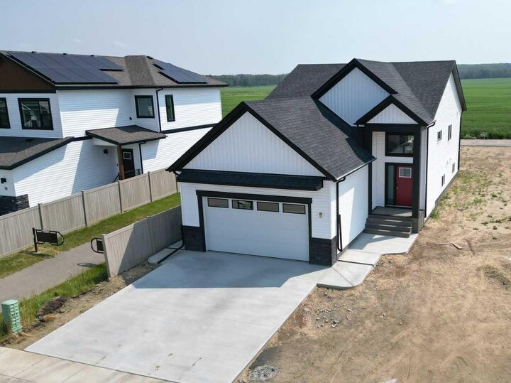20 Ian Way — photo 1