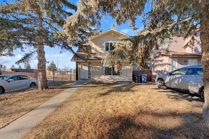Property Photo:  332 Abinger Crescent NE  AB T2A 6L3 