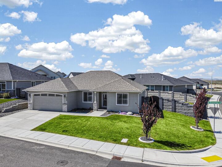 Property Photo:  3304 S Zimmerman St  WA 99338 