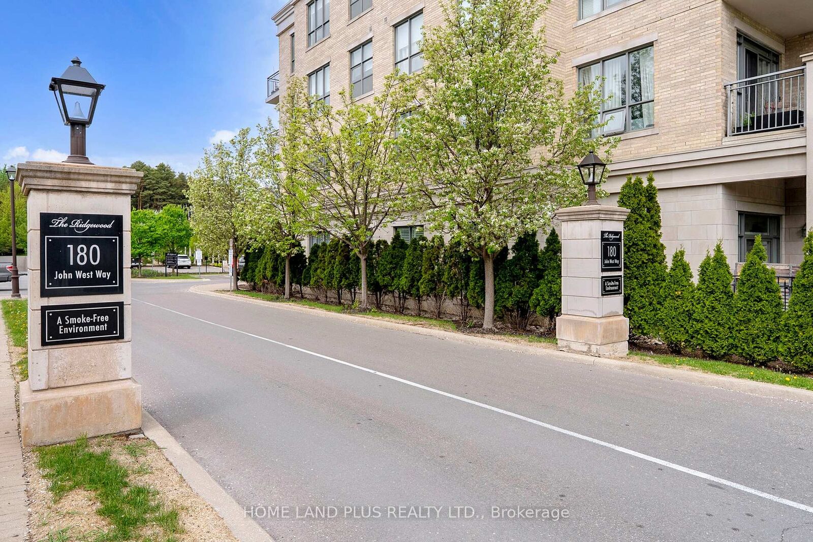 Property Photo: 180 John West Way 422 ON L4G 0R3
