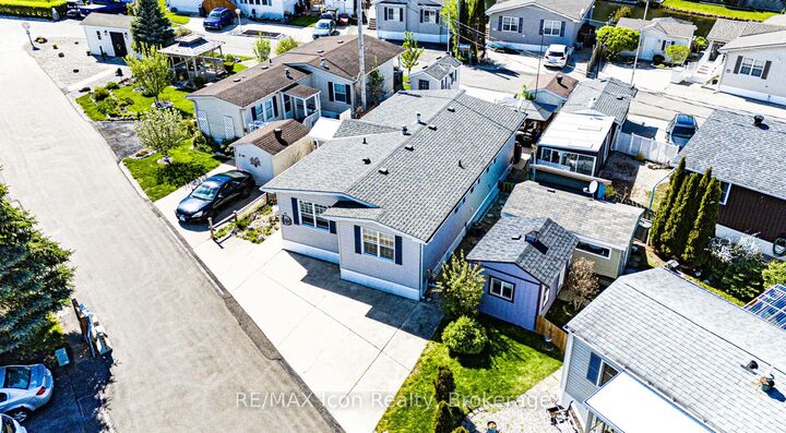 11 Hemlock Crescent — photo 1