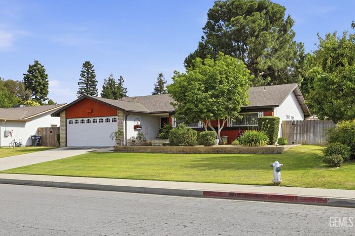 Property Photo: 6313 Sundale Avenue CA 93309