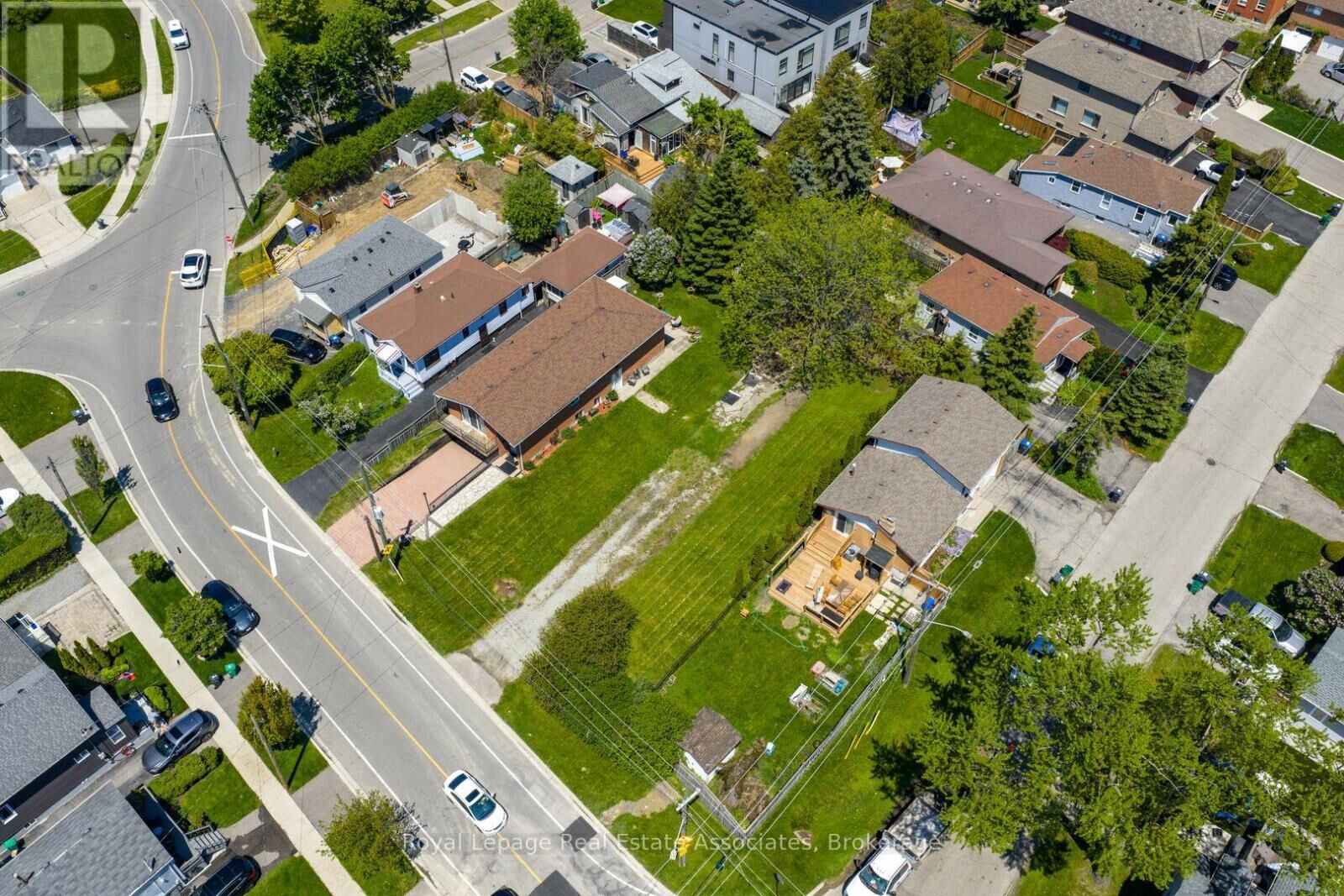 Property Photo:  1063 Alexandra Avenue  ON L5E 2A1 