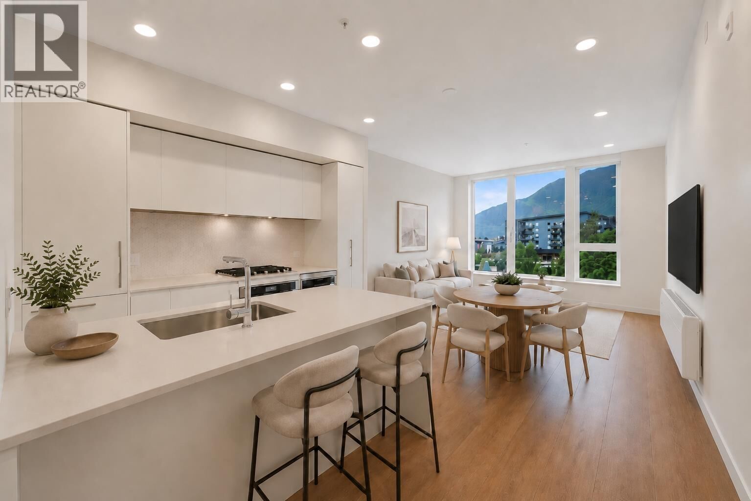 Property Photo:  1500 Scott Crescent 401  BC V8B 1G5 