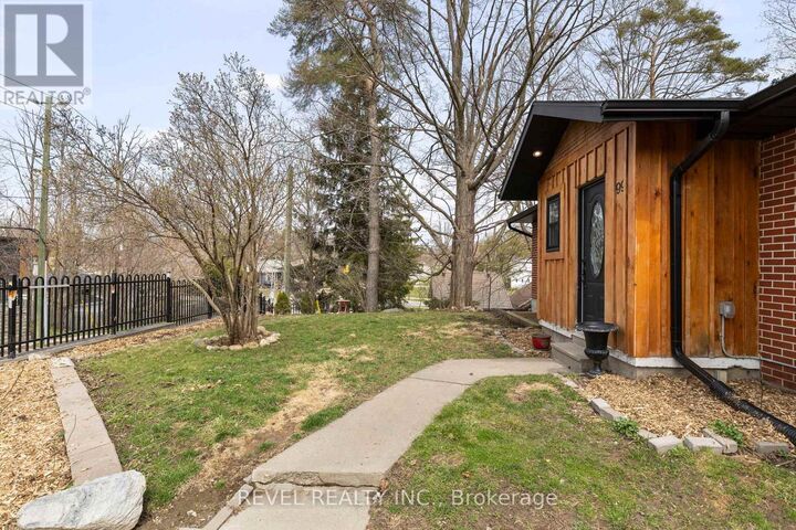 Property Photo: 99 Wellington Street East ON L4M 2C6