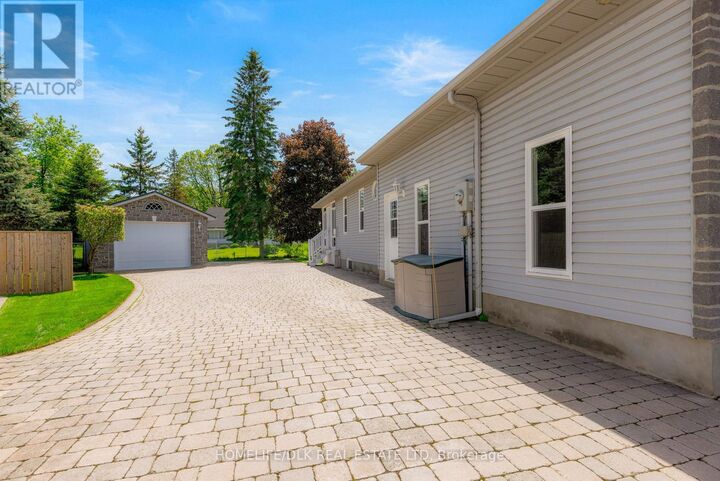Property Photo: 27 Loyalist Place ON K6V 7M5