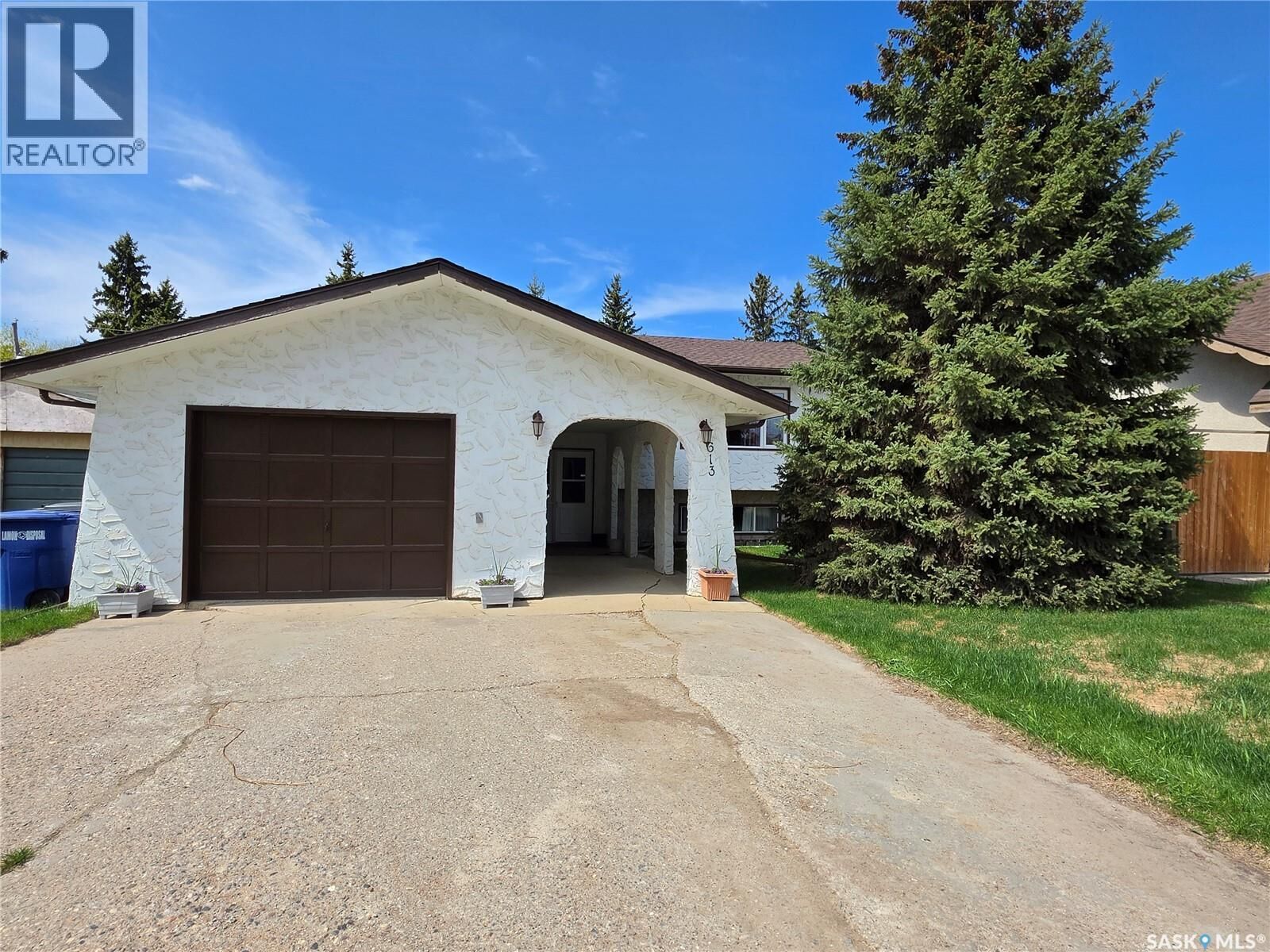 Property Photo:  613 2nd Street W  SK S9X 1E6 