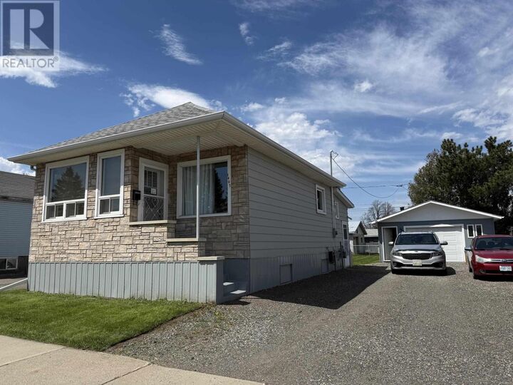 Property Photo:  1407 Gore St W  ON P7E 3V1 