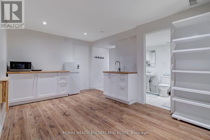 Property Photo:  172 Indian Road Crescent Lower  ON M6P 2G3 