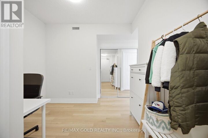 Property Photo: 4011 Brickstone Mews 1807 ON L5B 0J7