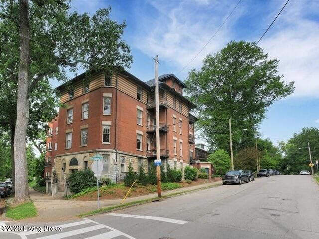 Property Photo:  2229 Cherokee Pkwy Apt B  KY 40204 