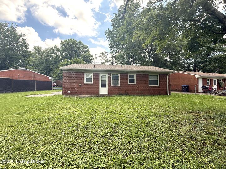Property Photo:  5402 Lagoona Dr  KY 40219 