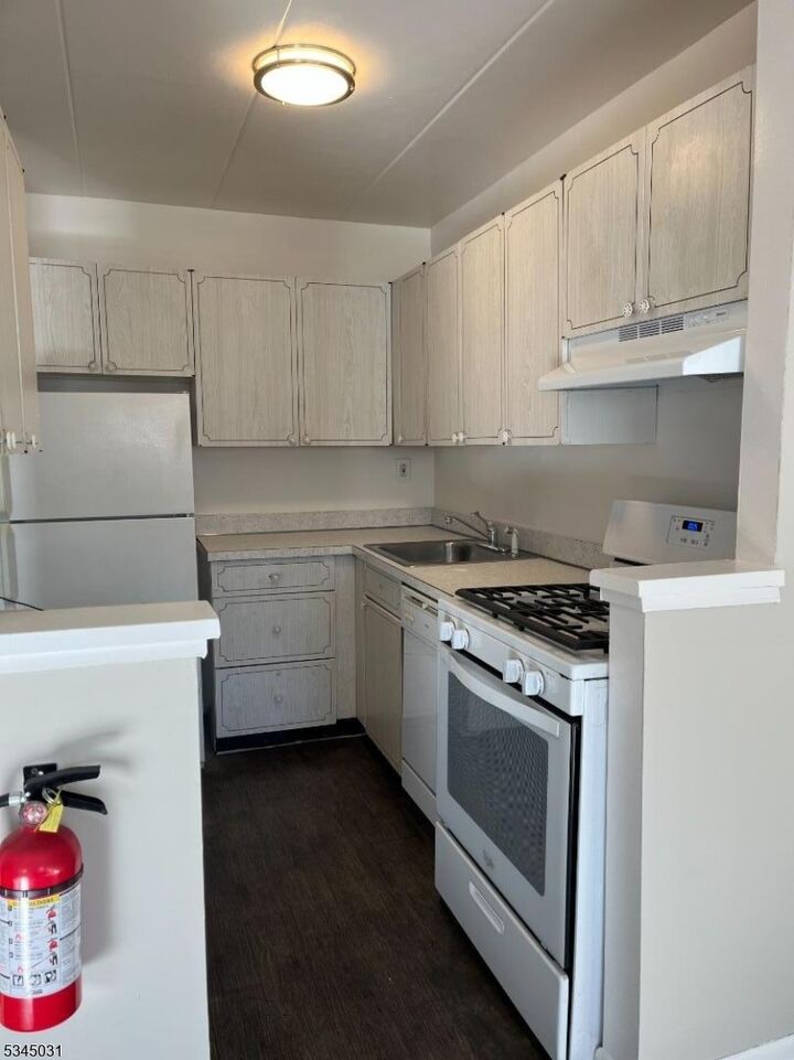 Property Photo:  173 S Orange Ave 3B  NJ 07079 