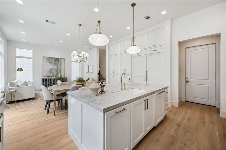 Property Photo: 19 Wentworth Gate Path TX 77027