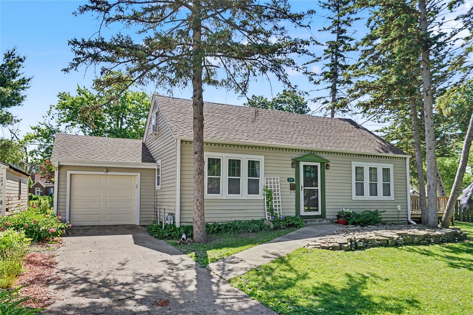 Property Photo: 2721 48th Place IA 50310