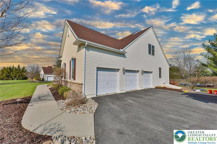 Property Photo:  4544 Oakwood Lane  PA 18064 