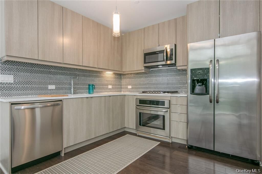 Property Photo:  250 Central Park Avenue 4A  NY 10530 