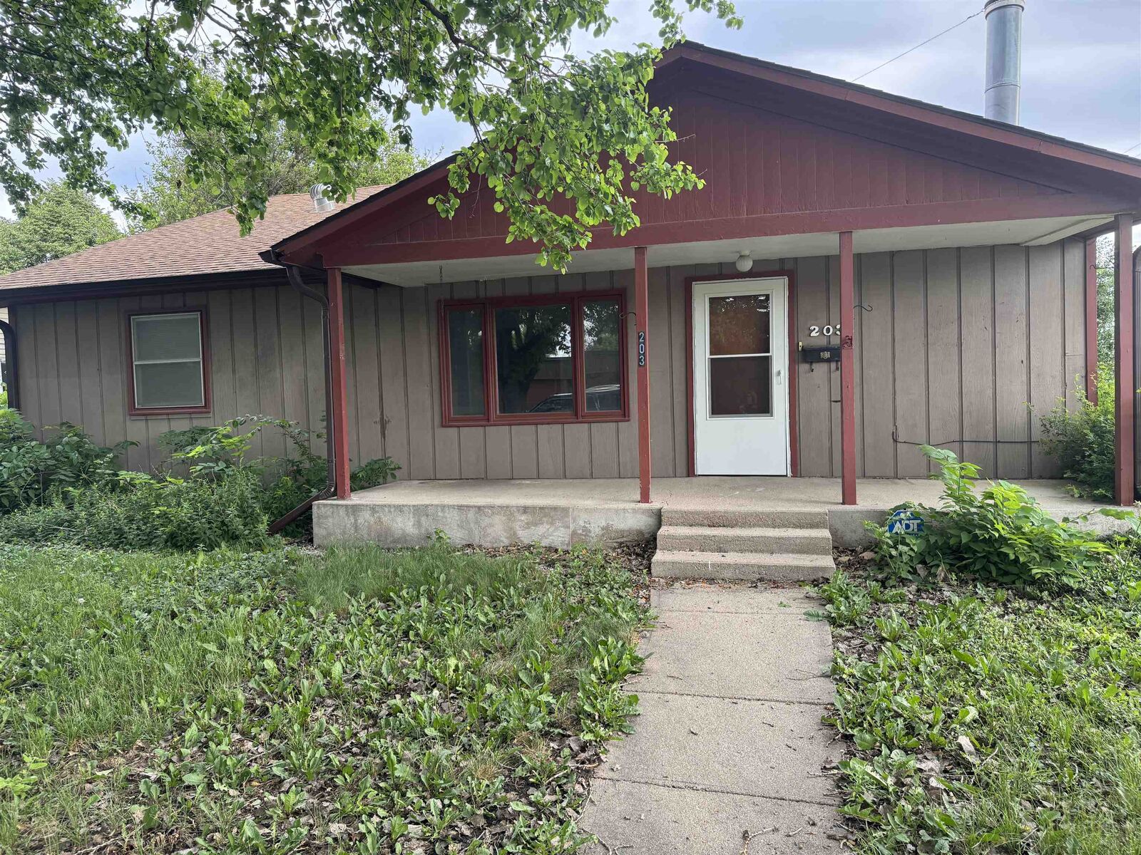 Property Photo: 203 W 10th Street NE 69101-4589