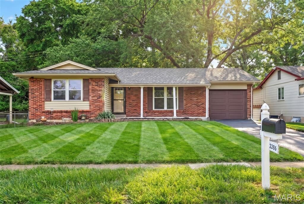 Property Photo:  2286 Westglen Park Drive  MO 63043 