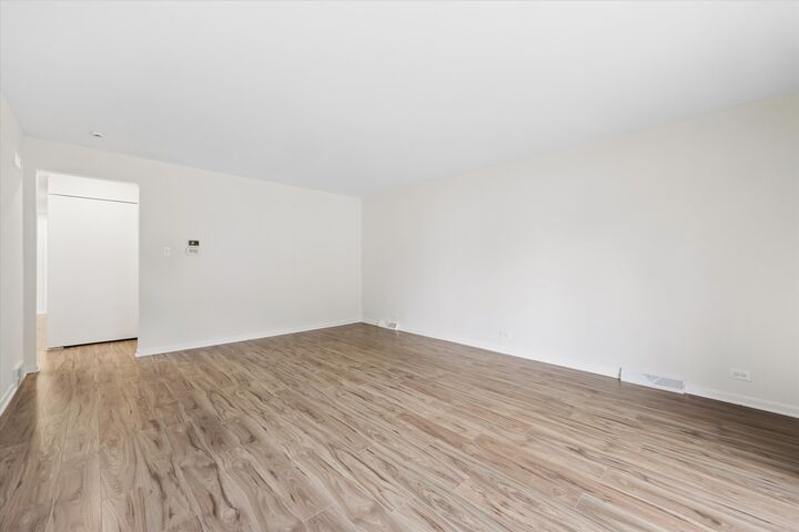 Property Photo:  801 Barnsdale Road 1  IL 60526 