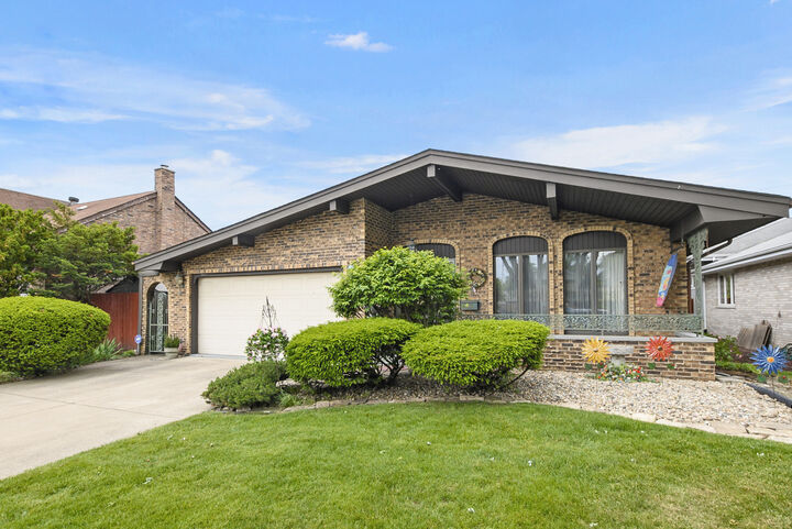 Property Photo: 9346 S 55th Avenue IL 60453