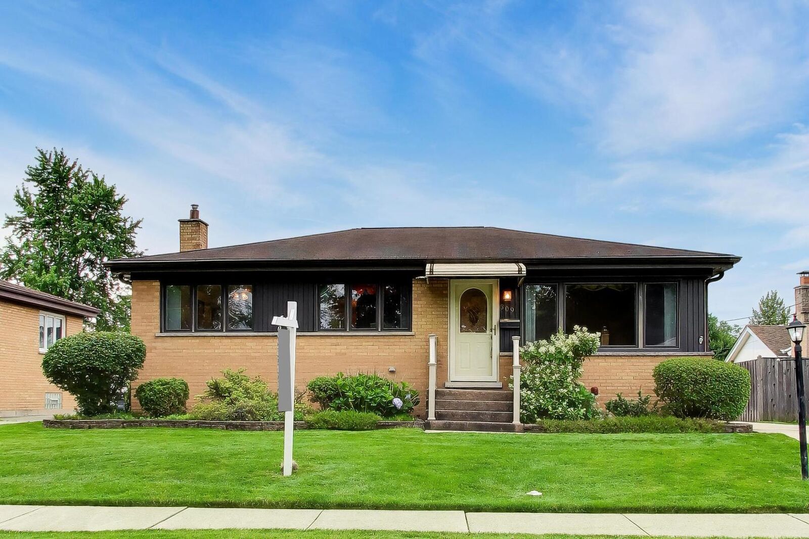 Property Photo: 309 Wisconsin Drive IL 60016