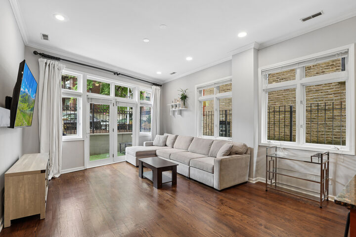 Property Photo:  2919 N Burling Street A  IL 60657 