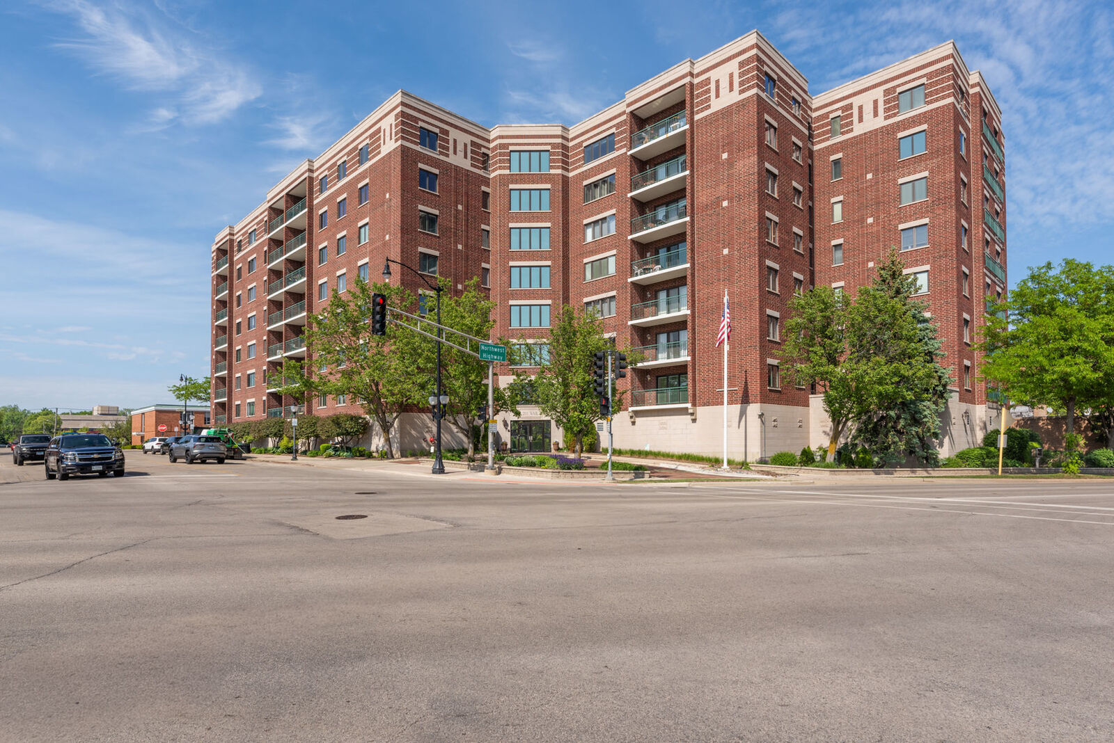 Property Photo:  201 N Vail Avenue 807  IL 60004 