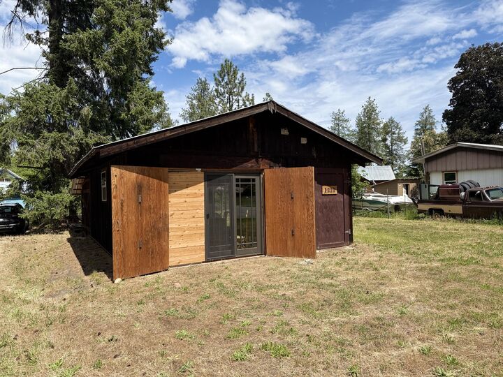 Property Photo:  1221 Minter Ave  WA 99151 