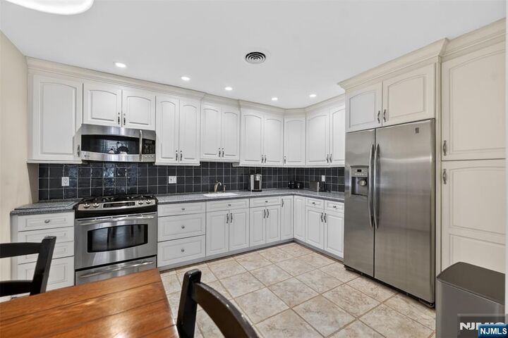 Property Photo:  416 Bromley Place 416C  NJ 07481 