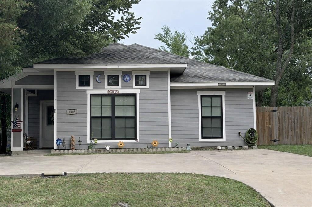 Property Photo:  1305 E 6th Avenue  TX 75110 