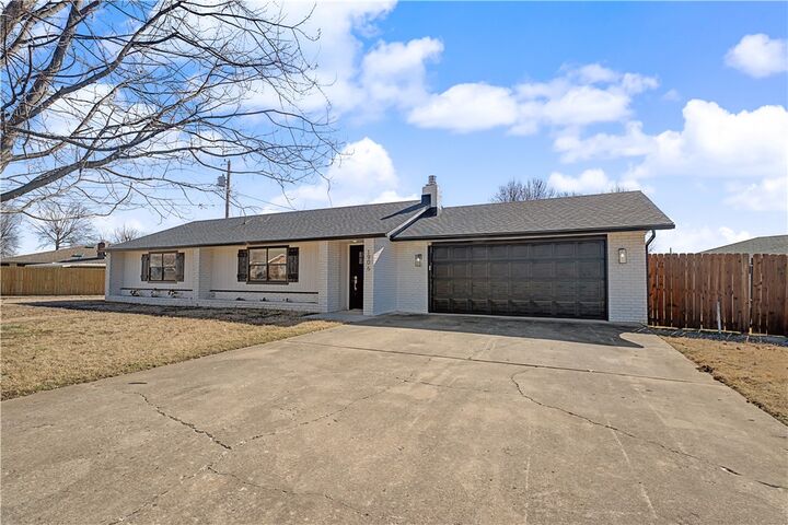 Property Photo:  1906 SE Taylor Street  AR 72712 