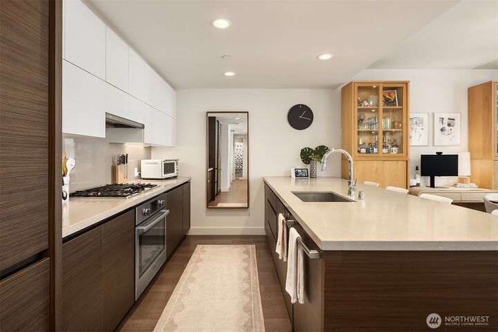Property Photo: 583 Battery Street 702N WA 98121