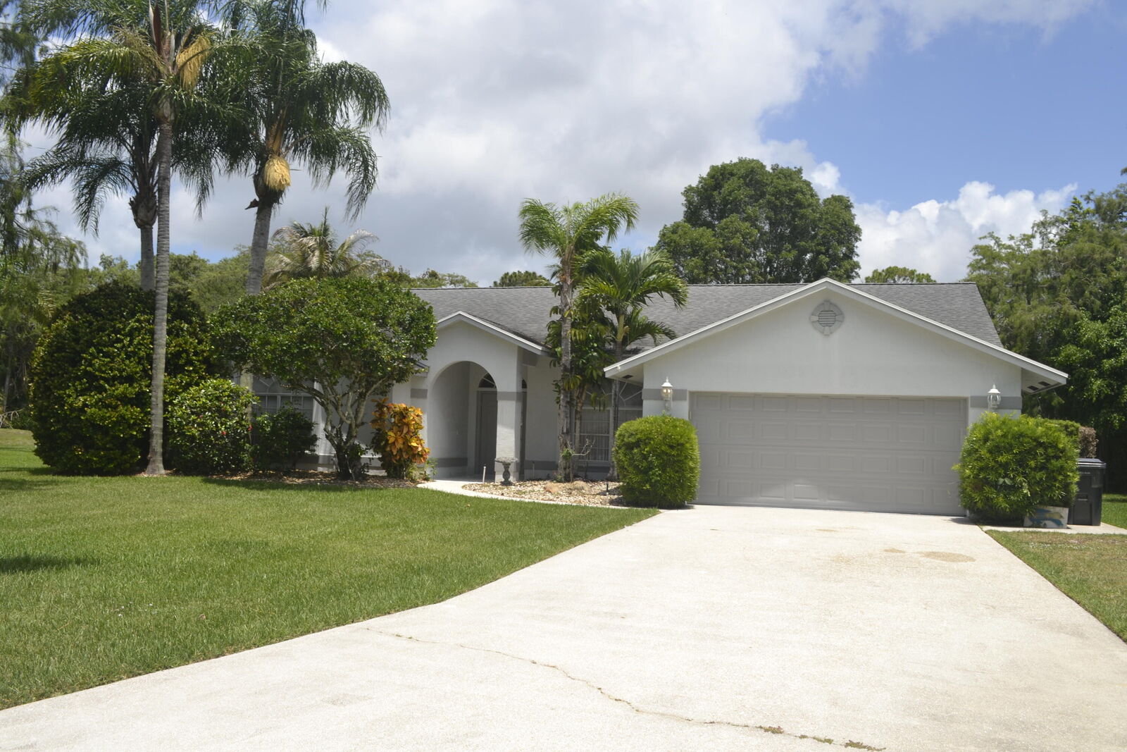 Property Photo:  1104 Raintree Lane  FL 33414 