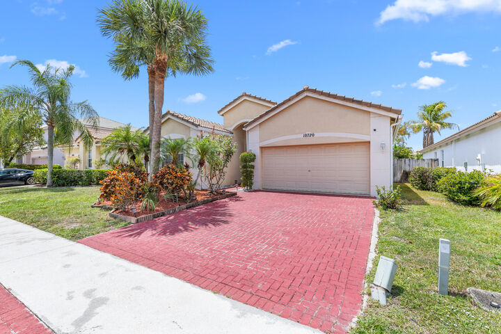 Property Photo:  10720 Oak Bend Way  FL 33414 